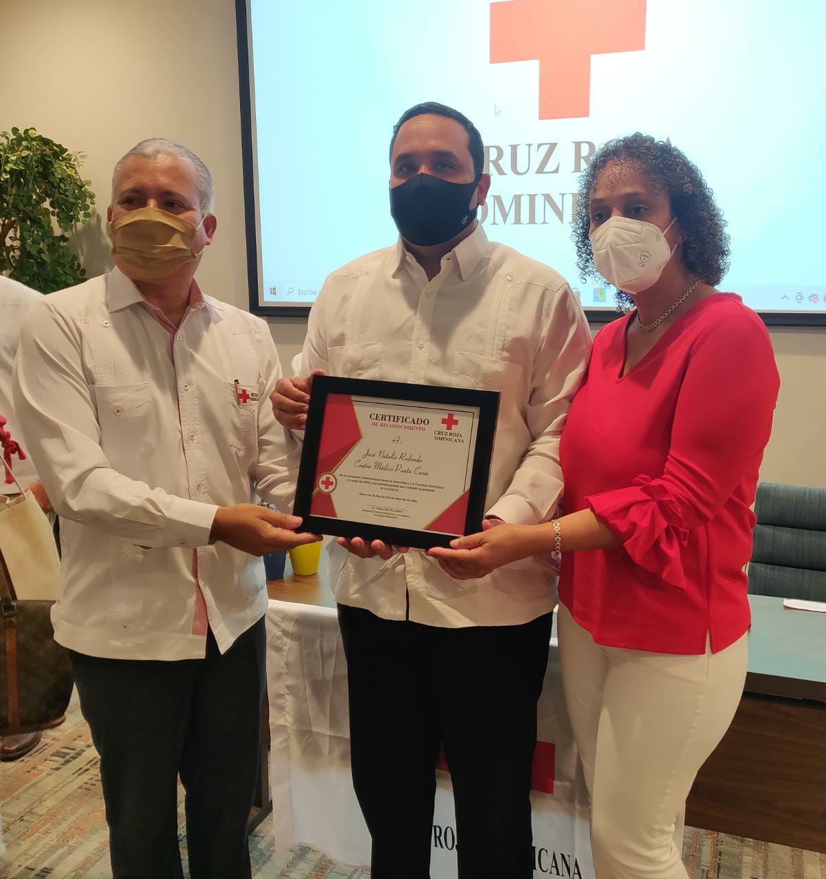 Centro Médico Punta Cana recibe reconocimiento de la Cruz Roja Dominicana